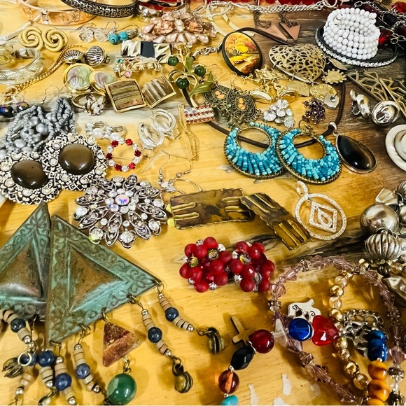 Jewelry Costume Jewelry Necklaces Brooches Bracelets Mixed Lot of 82 Pieces - Picture 13 of 16